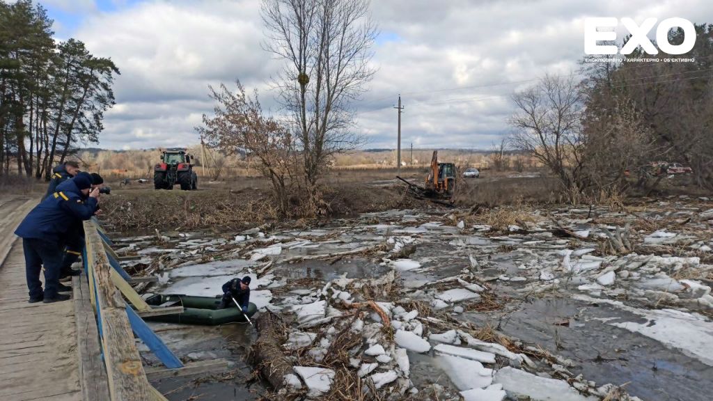 Біля Старих Санжар чистять Ворсклу від крижаного затору