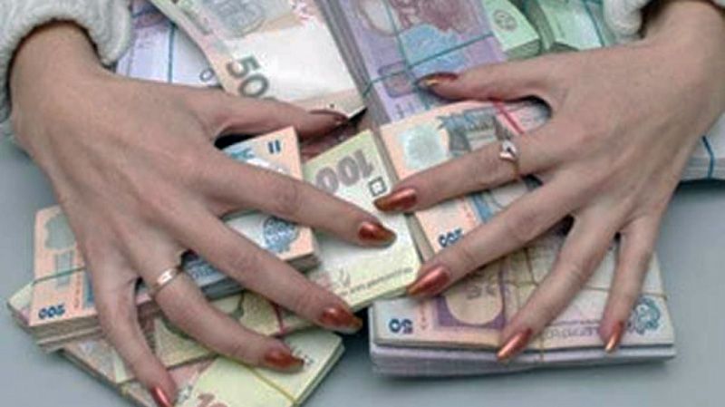 У Полтавському районі затримали двох жінок, які обманом виманили у пенсіонера гроші за загиблого на війні сина