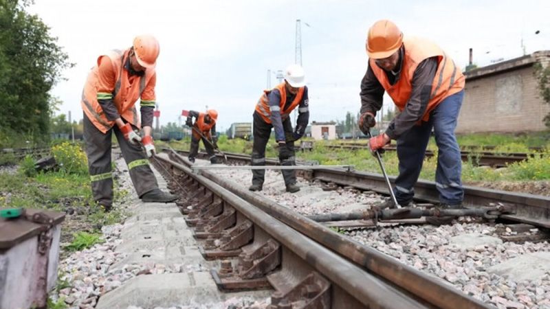 Залізницю ремонтуватимуть, а приміські рейси скоротять
