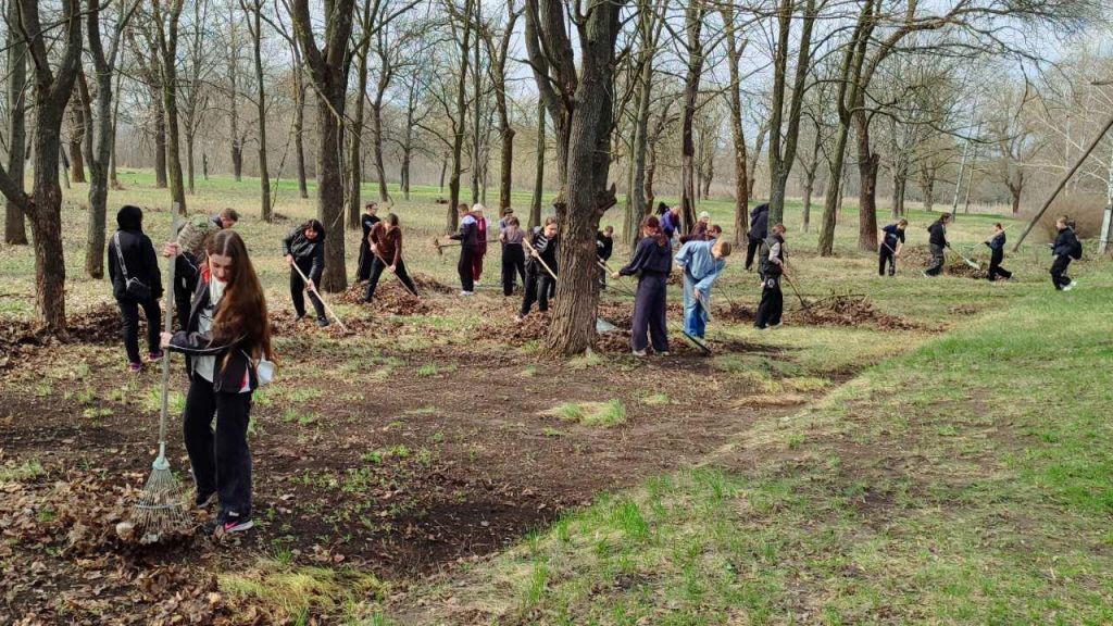 Жителі Канавського та Озерського старостатів долучилися до місячника благоустрою