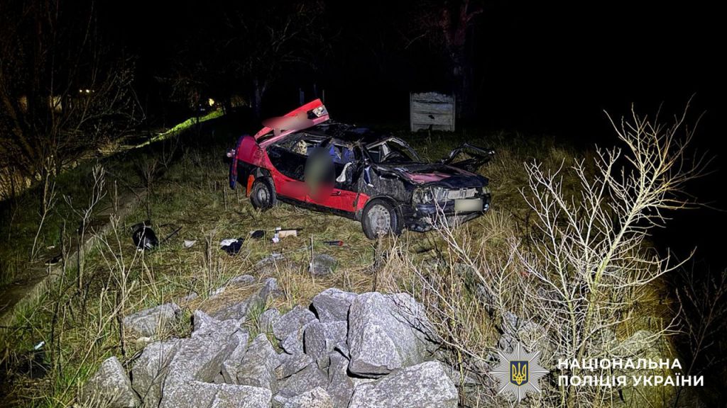 У Кременчуцькому районі легковик зіткнувся з парканом: водій загинув на місці