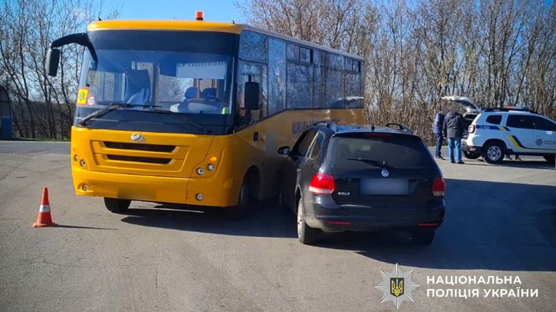 У Миргородському районі шкільний автобус потрапив у ДТП