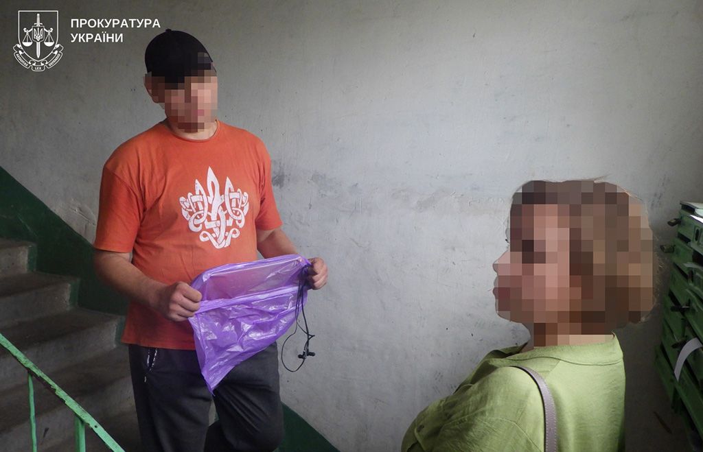 Бив, душив та пхав до рота повідомлення про борги: у Полтаві чоловіка засудили за спробу вбивства працівниці комунального підприємства