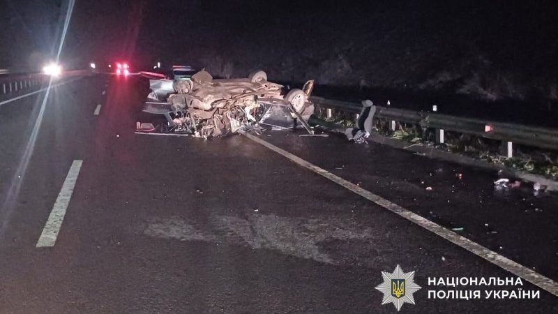 У Полтавському районі BMW врізався у відбійник: автомобіль розбито вщент, водій загинув