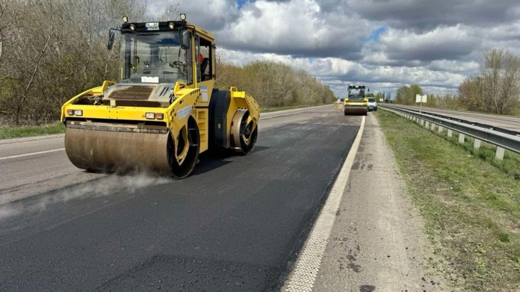 На Полтавщині тривають масштабні дорожні роботи – за тиждень відновлено більше 1 тисячі квадратних метрів