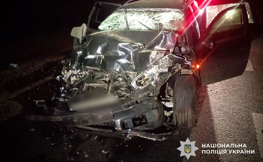 Поблизу Полтави легковик влетів під вантажівку: травмовано двоє дорослих і двоє дітей