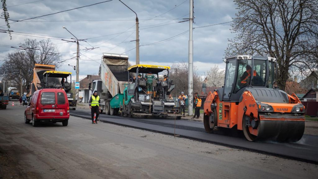 У Розсошенцях триває оновлення дорожнього покриття траси М-22 