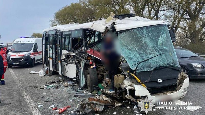 На Лубенщині автобус зіткнувся з вантажівкою: постраждали пасажири