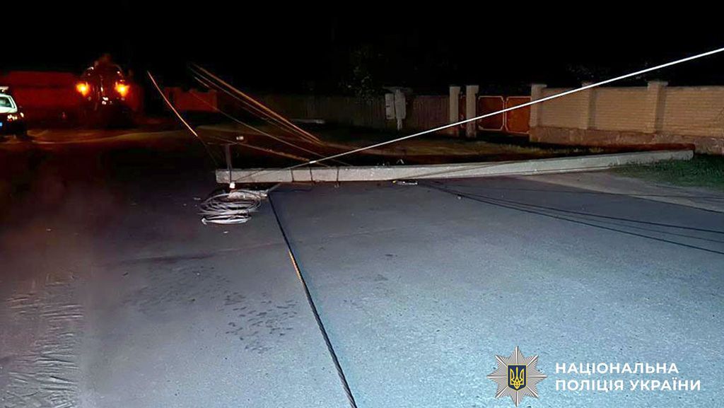 У Решетилівці водій у стані сп’яніння на автомобілі збив стовп і врізався у інший автомобіль