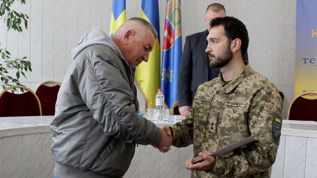  У Кобеляках віськовим та їх рідним вручили державні нагороди