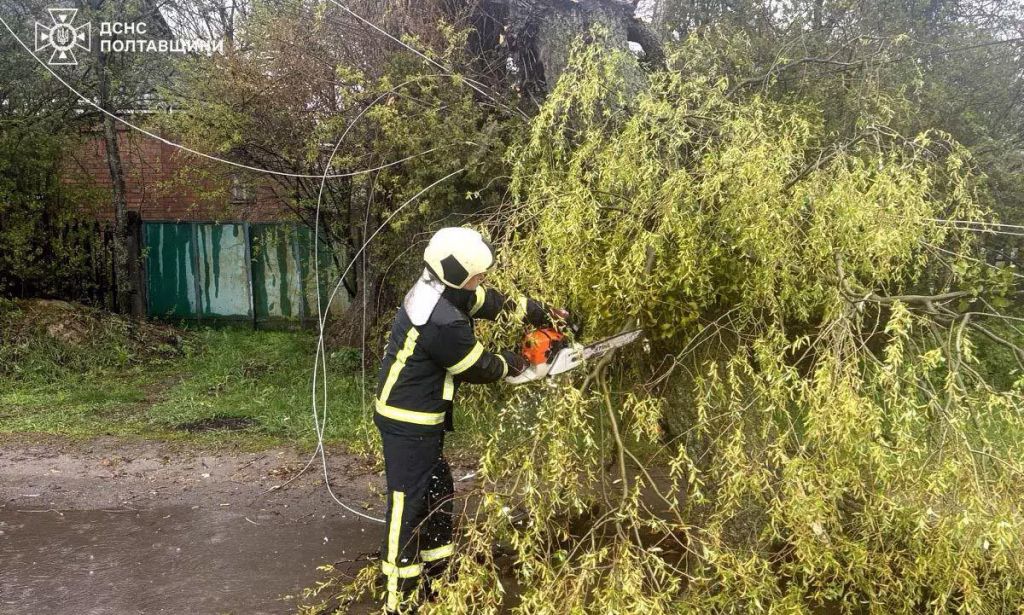 На Полтавщині рятувальники ліквідовували наслідки негоди – постраждала 13-річна дитина