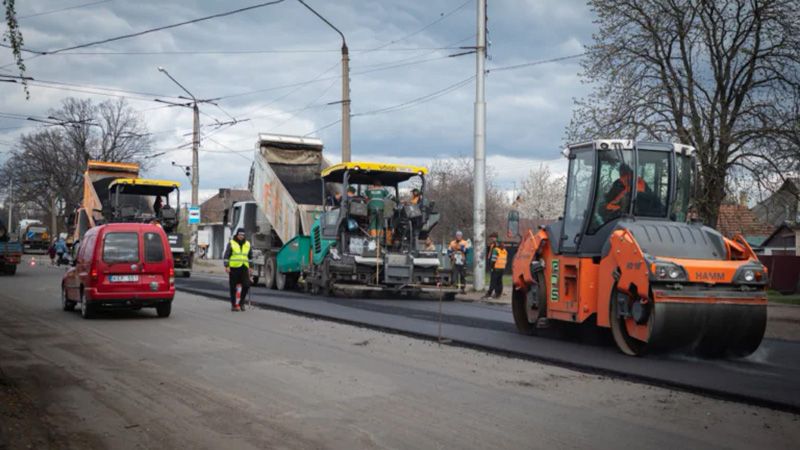 На трасі М-22 укладають новий асфальт