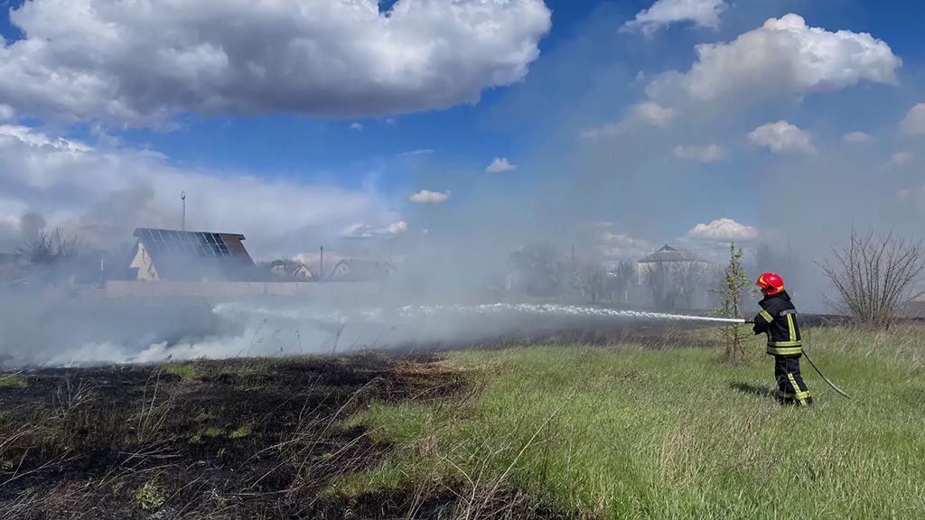 У Кременчуцькому районі рятувальники ліквідували пожежу на відкритій території