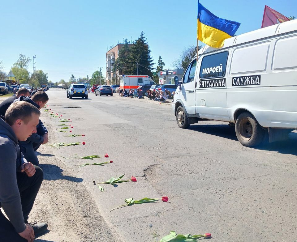 Котелевська громада попрощалася із Захисником Андрієм Вихренком