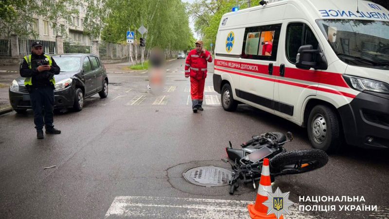 У Кременчуці зіткнулися автомобіль та електровелосипед: травмовані двоє підлітків
