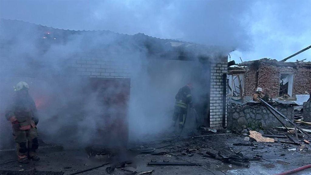 У Кременчуцькому районі внаслідок падіння уламків БпЛА горів будинок та гараж