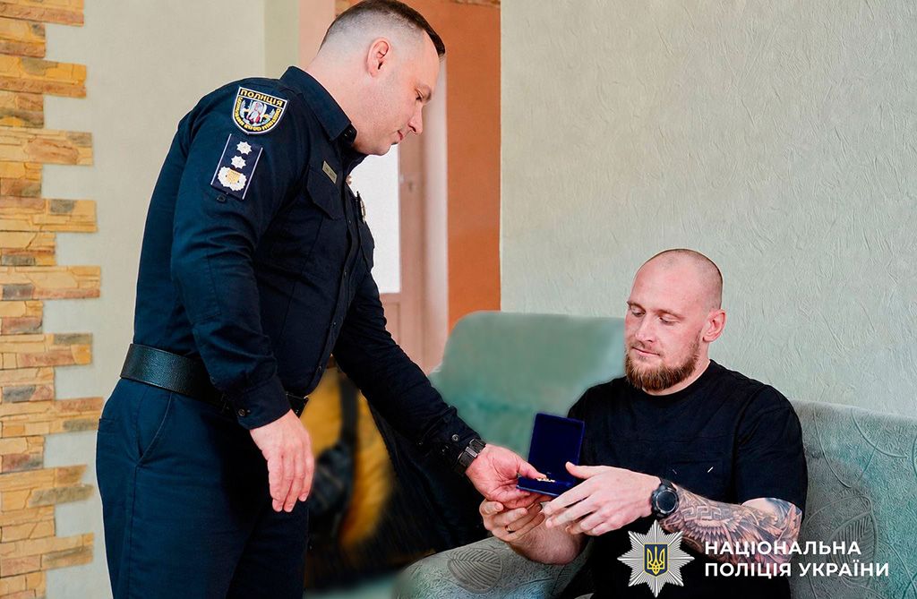 Голова Нацполіції зустрівся з пораненими бійцями Полтавщини та вручив їм нагороди