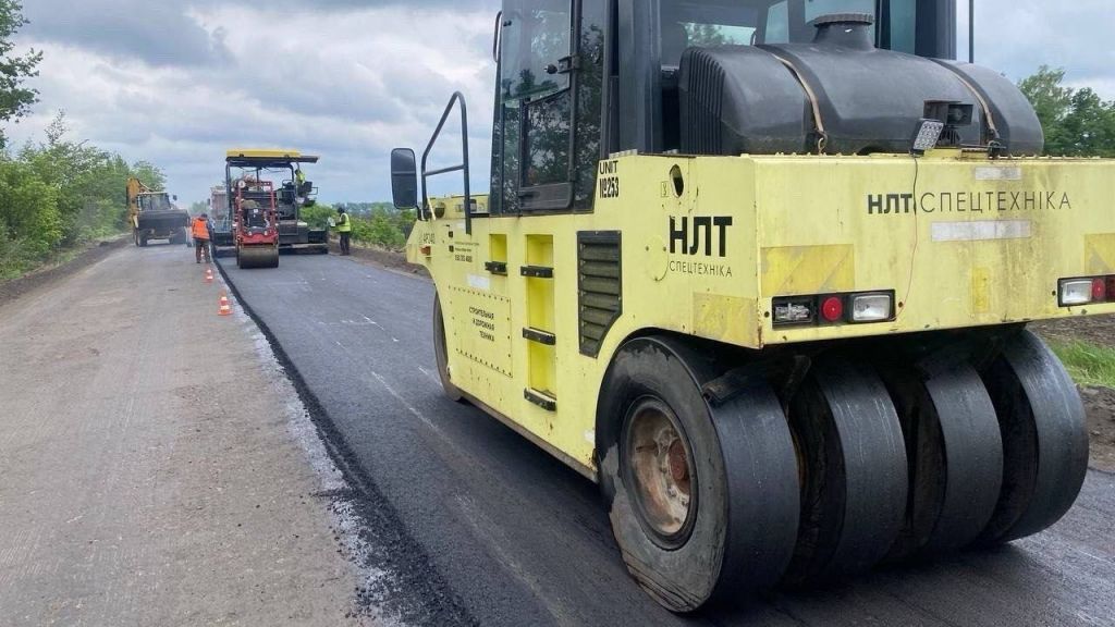 На Полтавщині за тиждень оновили 2.5 тисячі кв.м. доріг: які громади наступні за чергою