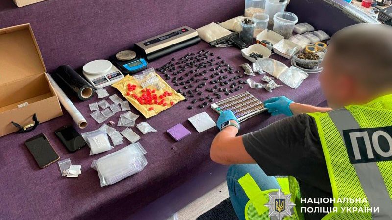 У Полтаві затримали жінку, яка організувала схему збуту наркотиків через поштові відправлення