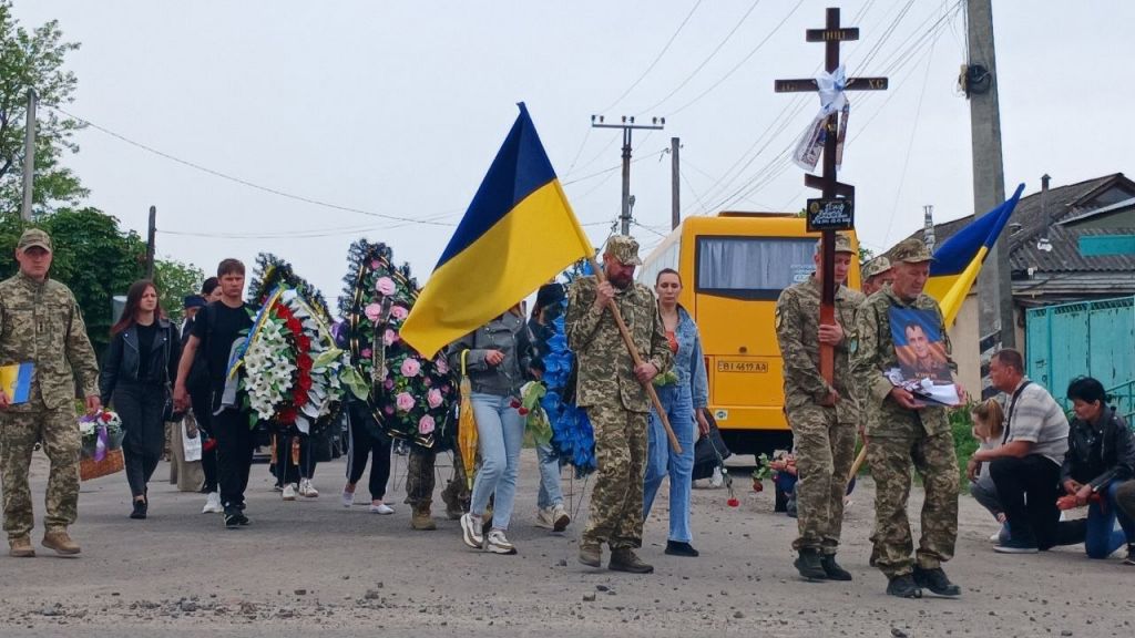 Попрощатися із Дмитром Іоновим прийшли жителі Кобеляк та кількох сіл громади