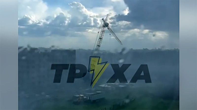 У Полтаві сильний вітер звалив будівельний кран