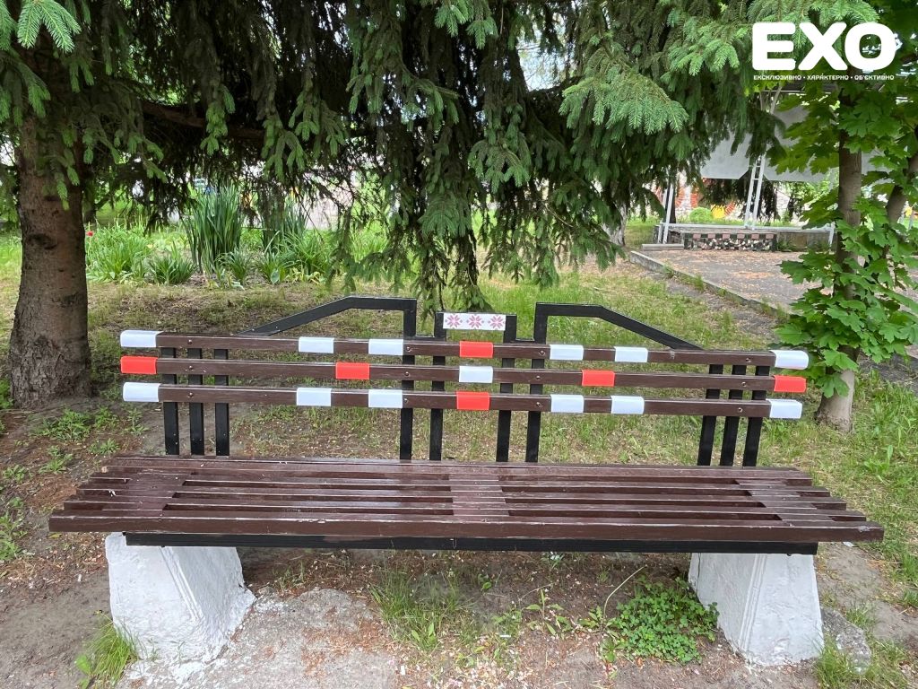 У Кобеляках вишиванки «одягли» навіть лавки