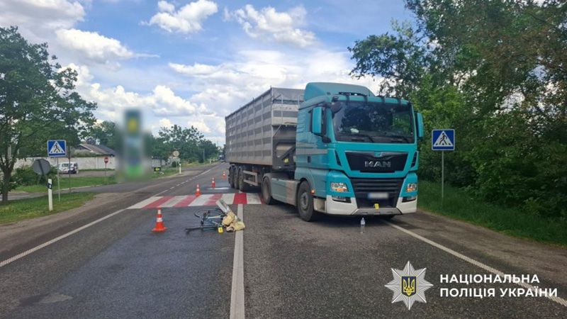 ДТП поблизу Мачухів: вантажівка зіткнулася з велосипедом