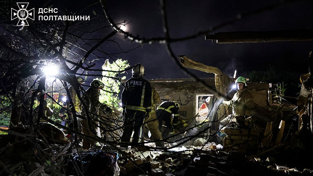 На Полтавщині ворожий дрон зруйнував житловий будинок, рятувальники дістали з-під завалів жінку
