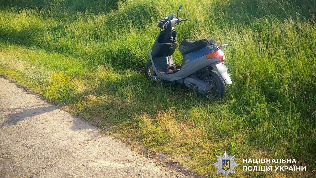 У Полтавському районі водійка з двома малолітніми пасажирами упала з мопеда: дітей госпіталізовано