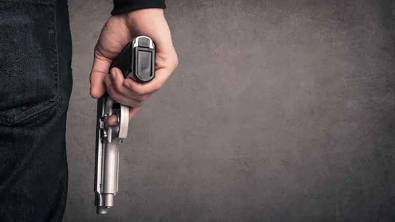 У Великій Багачці по стадіону розгулював нетверезий чоловік з ножем та пістолетом