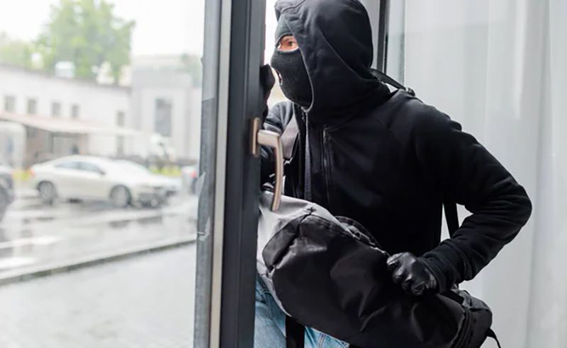 У Полтаві чоловік у балаклаві серед білого дня намагався пограбувати торгівельний центр