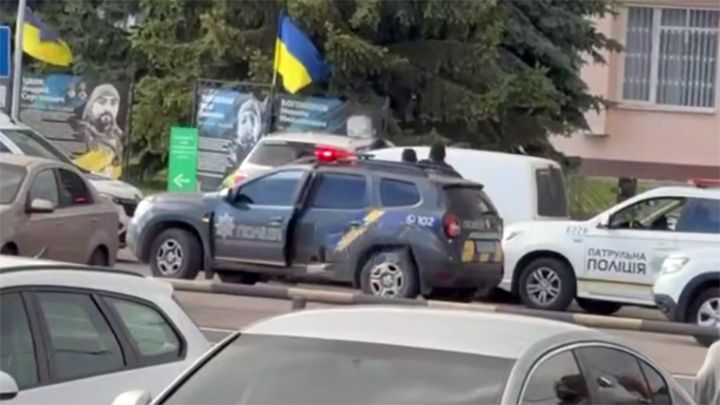 У Розсошенцях водій пошкодив службове авто поліції та намагався втекти