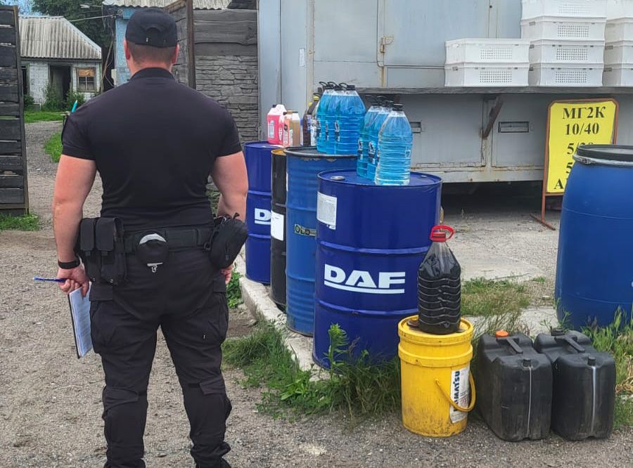 Автозаправка на подвір’ї: на Полтавщині викрили нелегальну АЗС у приватному дворі