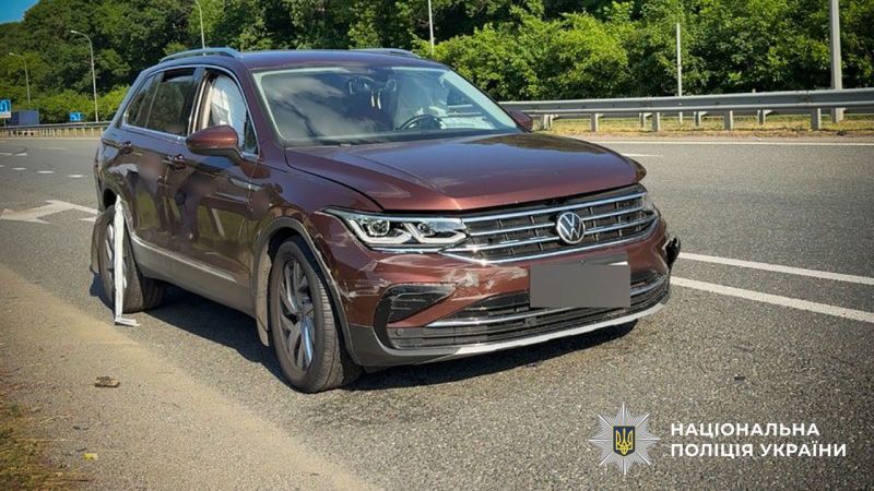 На трасі Київ – Харків зіткнулися Mercedes та Volkswagen: одного водія госпіталізували