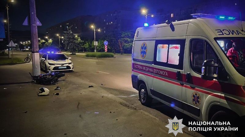 У Горішніх Плавнях не розминулися ВАЗ та мотоцикліст: 20-річний юнак у лікарні