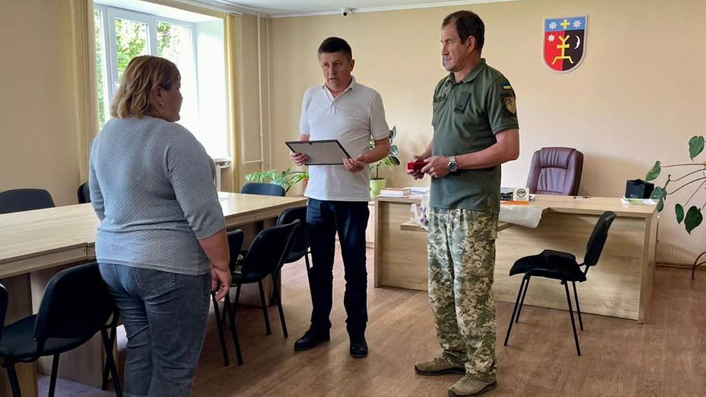 У Чорнухах матері загиблого сапера Руслана Гальченка передали орден