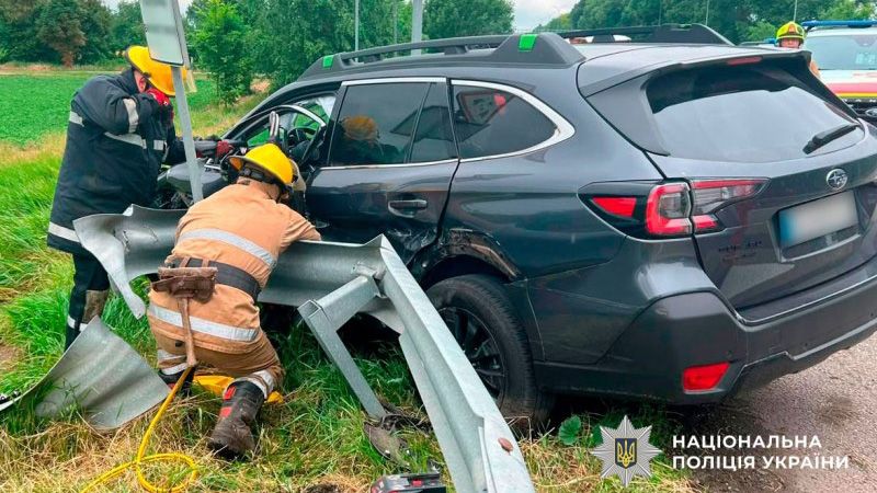 ДТП на трасі Київ-Харків: 86-річний водій Subaru врізався у відбійник