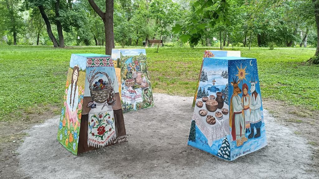 Замість сірого бетону — чотири пори року: у центральному парку Нових Санжар з’явився яскравий артоб’єкт