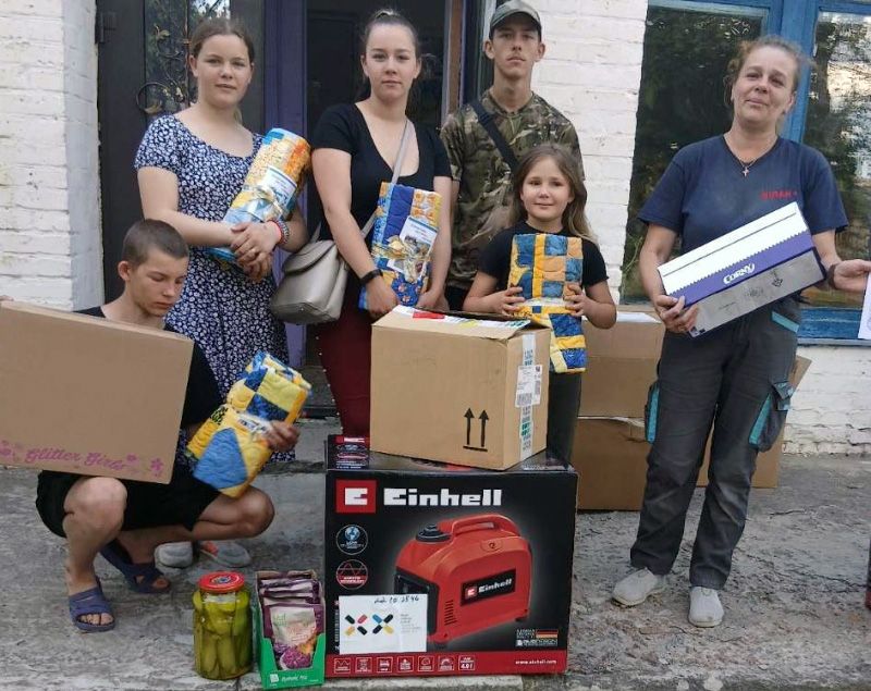 Генератори, ковдри та медзасоби: багатодітні й вразливі родини Лелюхівки отримали гуманітарну допомогу