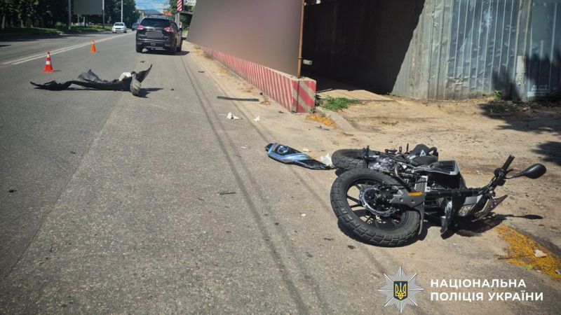 У Полтаві на вулиці Сінній зіткнулися автомобіль та мотоцикл: керманич двоколісного транспорту у лікарні
