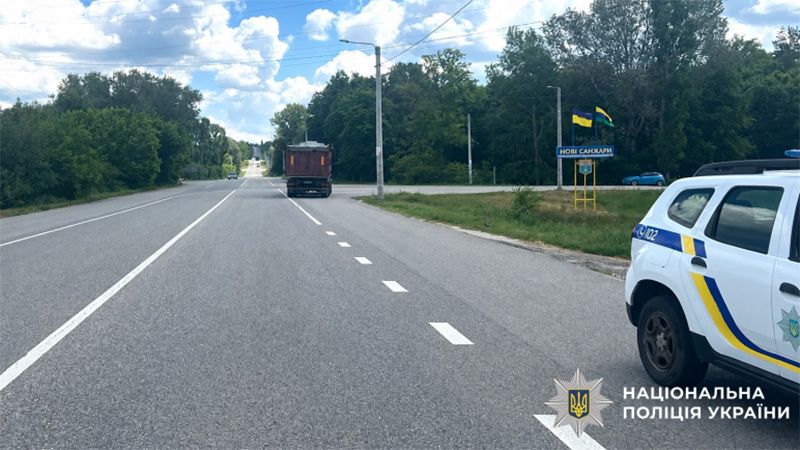 У Лелюхівці під колеса вантажівки потрапила велосипедистка, вона у тяжкому стані