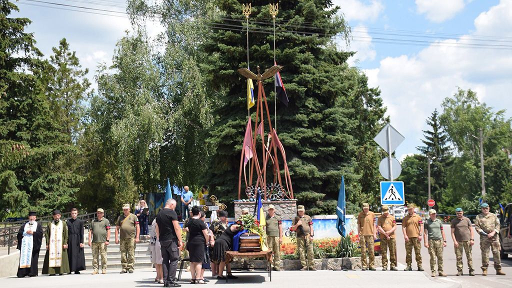 Майже два роки вважався зниклим безвісти: Новосанжарська громада провела в останню путь Героя Віталія Бєлова