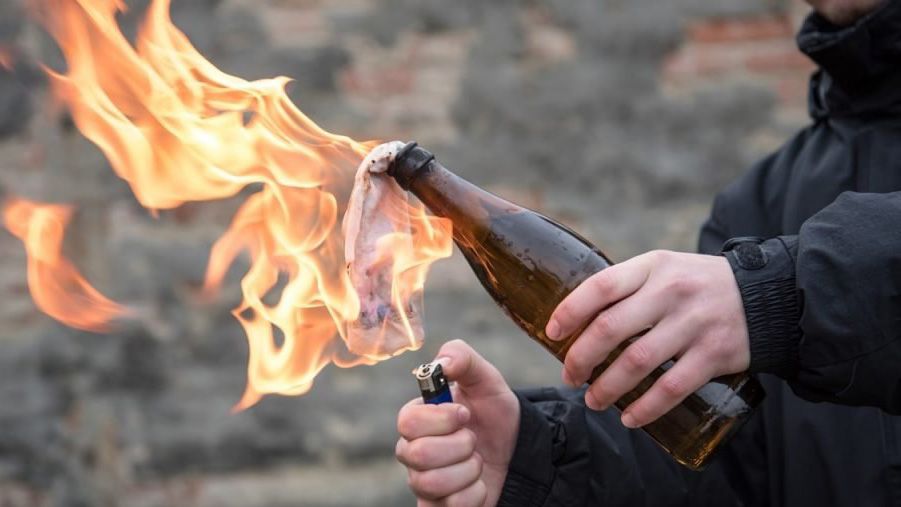 На Диканщині рецидивіст кинув «коктейль Молотова» у поліцейського