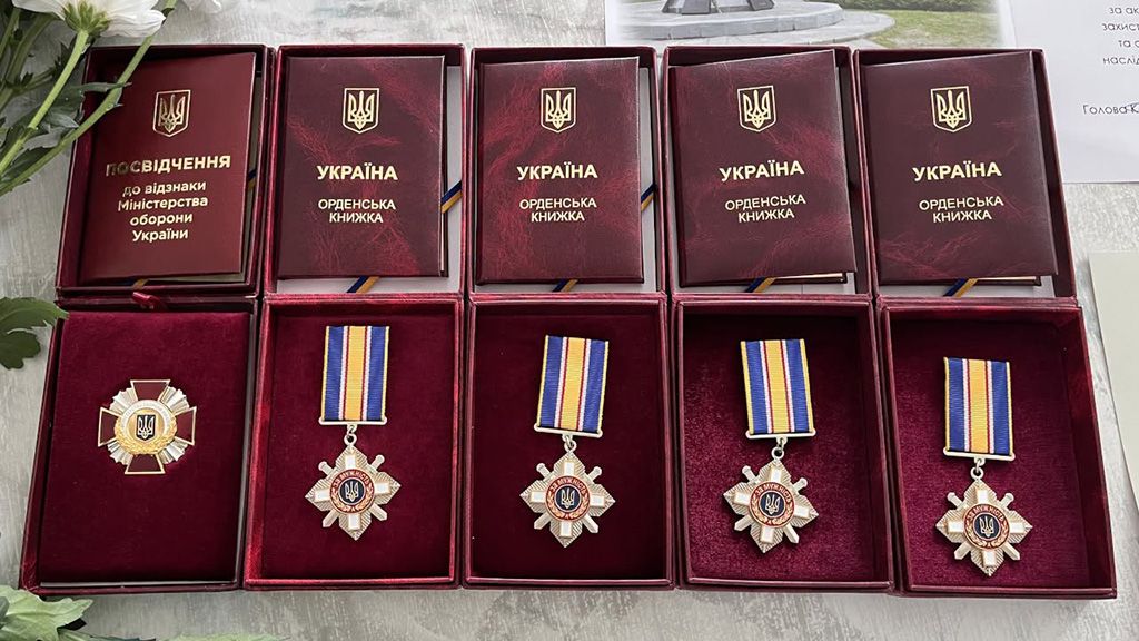 Ордени та «Золотий Хрест»: у Кобеляках вручили посмертні нагороди родинам полеглих та зниклих безвісти Захисників