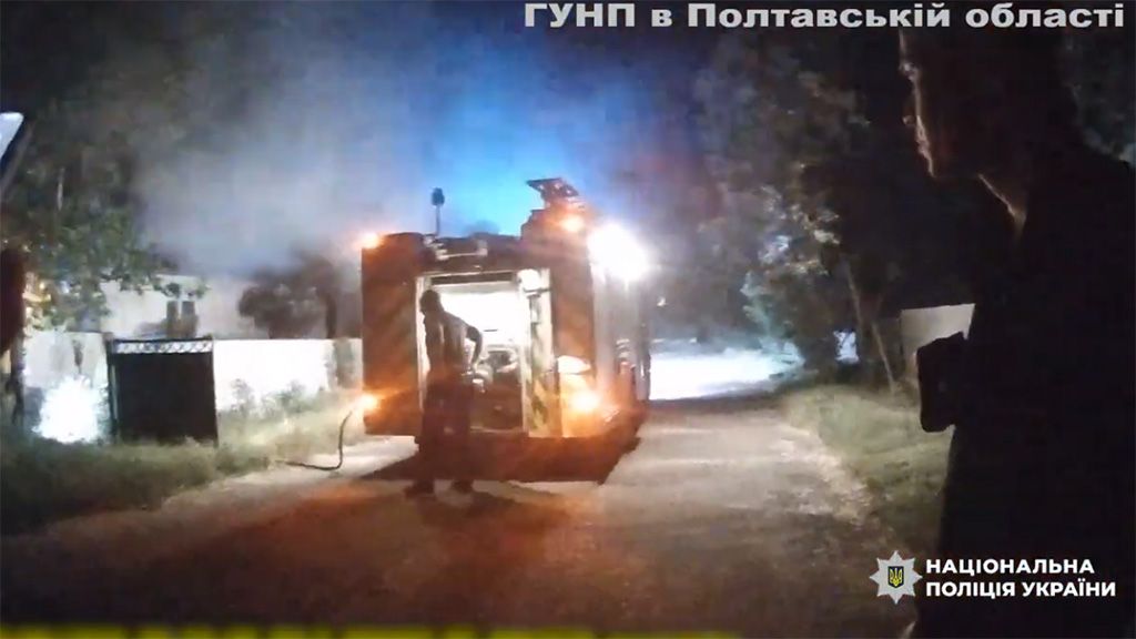 Спокійно спала і не здогадувалася про біду: на Миргородщині поліцейські помітили палаючий будинок та вивели з вогню пенсіонерку