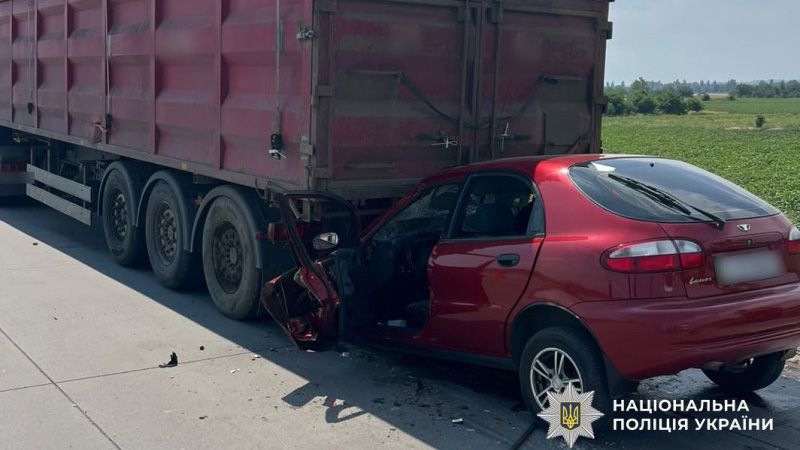 На трасі поблизу Решетилівки легковик врізався у вантажівку: водій загинув
