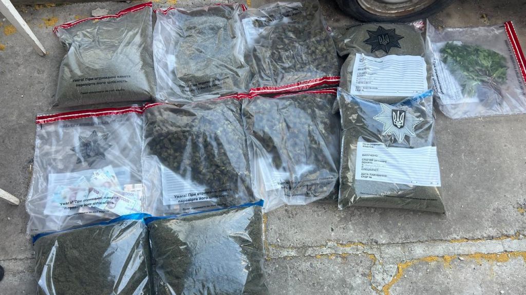 Вилучили 17 кг наркотиків та майже 600 тисяч гривень у еквіваленті: на Полтавщині затримали двох наркоділків