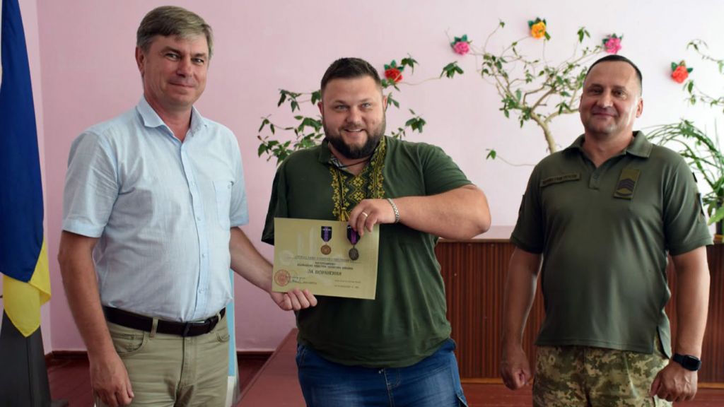У Малому Кобелячку захиснику вручили відзнаку Міністерства оборони «За поранення»
