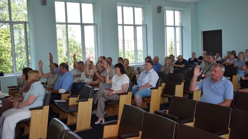 У Нових Санжарах на позачерговій сесії продовжили контракт директору Лелюхівської гімназії