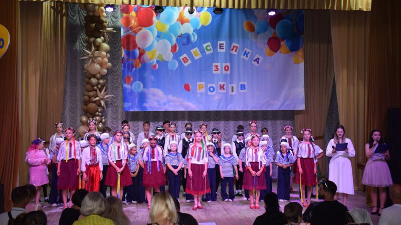 Три десятиліття на сцені: у Нових Санжарах грандіозним концертом відзначили 30-річчя танцювального колективу «Веселка»